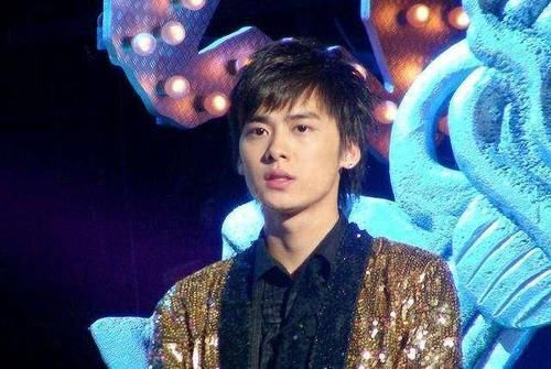 高超|身高超一米八的李易峰,却被网友质疑只有172?