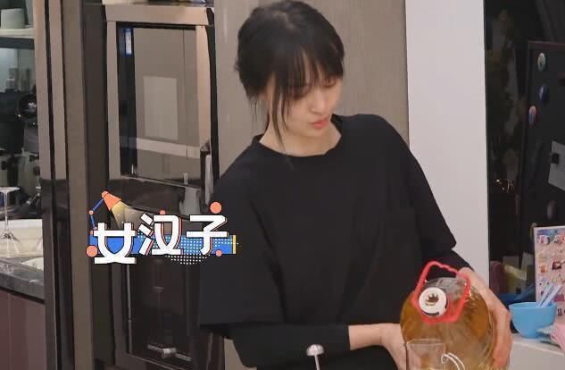  细节|郑爽要自己炒油麦菜吃，洗菜后的一个细节，暴露她在家从没做过饭