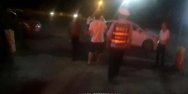  拦下|夜幕中老人欲上高速，幸亏被民警及时拦下