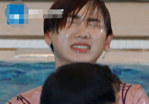 偶像包袱|《跑男》迎来包袱最重成员,玩游戏后全程不敢看镜头,弯着腰寻找遮挡物