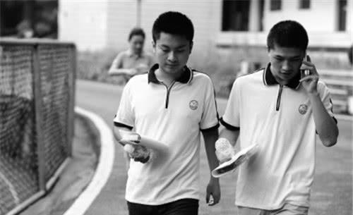 见义勇为|6年前宁可错过高考，也要见义勇为救下30人的两位高考生，现怎样
