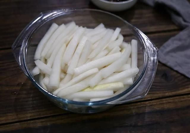  酱汁|爽口萝卜条，腌上一罐，下粥神器！