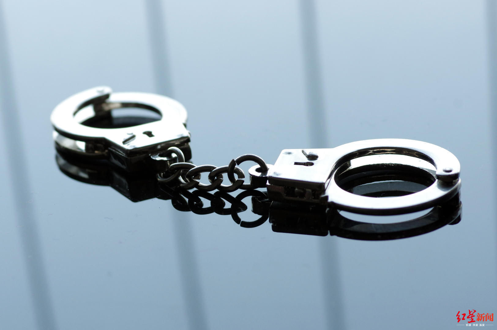  挪用公款|挪用公款284万用于赌博或还赌债 学校女出纳被判7年半