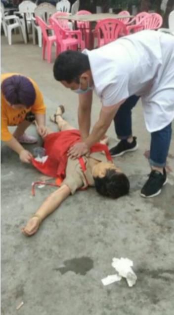 知情人|男子酒后夜市摊持刀将前妻捅死,知情人:曾用刀割前妻耳朵