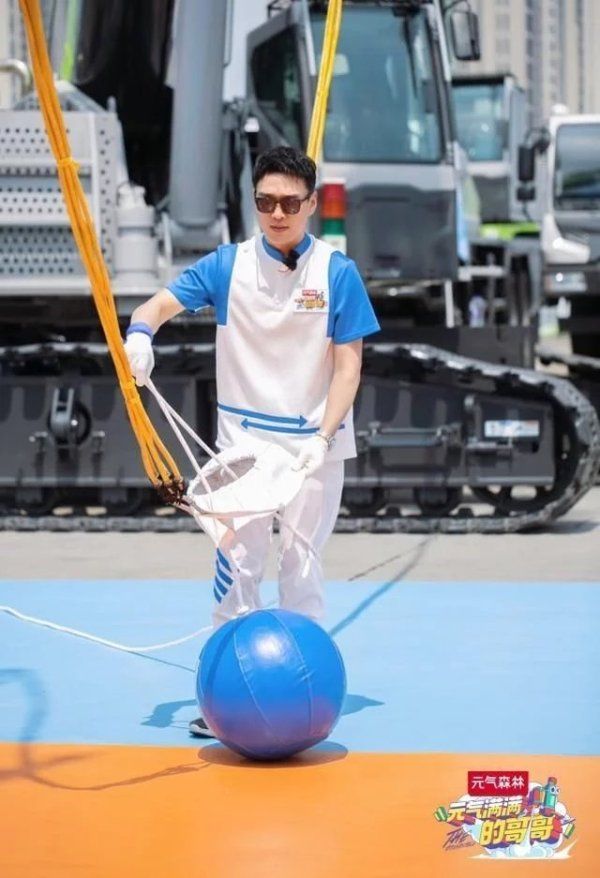  重返|让杨洋重返真人秀的《元气满满的哥哥》，这期去冰雪世界捉迷藏了