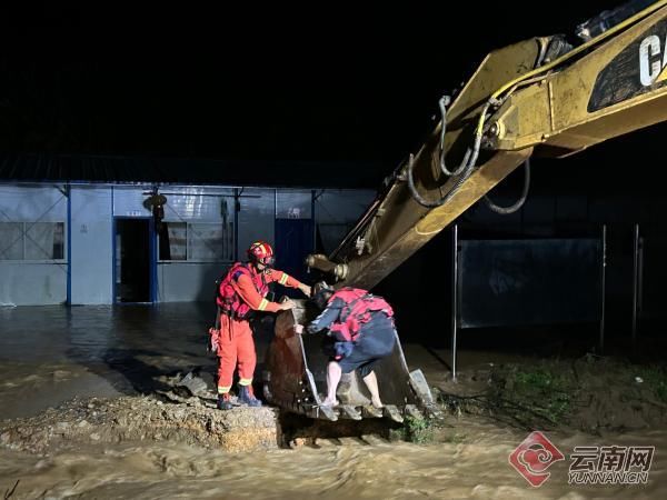 洪水淹没工程住房 墨江消防疏散5名遇险群众