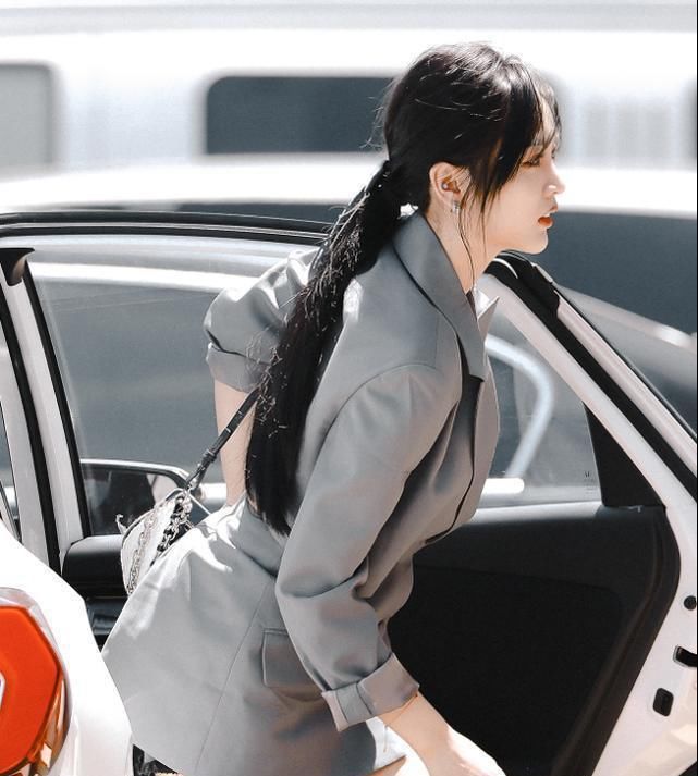  下车|吴宣仪练车穿得像个老师，下车看见她裤子，是练车还是来秀腿的？