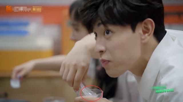  嘉宾|密逃：嘉宾被迫吃“剩饭剩菜”，镜头拉近后，网友：这让人怎么吃？