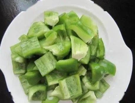  焦香|炒土豆片时，焯水还是煎炸？做对了，土豆片焦香入味，好吃不夹生