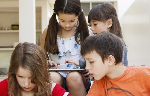  低头|爸爸低头玩手机，转眼孩子就不见了，酿成了一辈子的悲痛