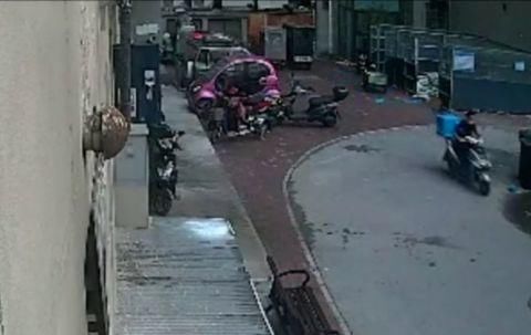 电瓶|壹现场丨新换的电瓶被偷走 监控拍下可疑身影