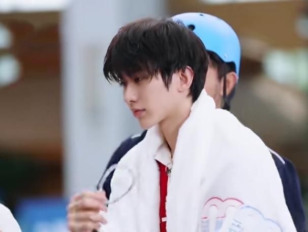  放大|蔡徐坤水池中“卸妆”，画面放大看清素颜后，真的21岁？