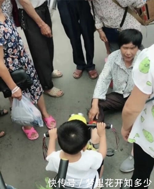 搀扶|3岁儿子骑儿童车撞倒老太太，妈妈上前搀扶，老太说句话妈妈傻了