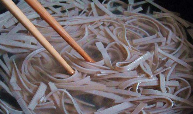  么做|凉拌豆腐皮，直接焯水是错的，下锅前多做一步，更香更入味，好吃