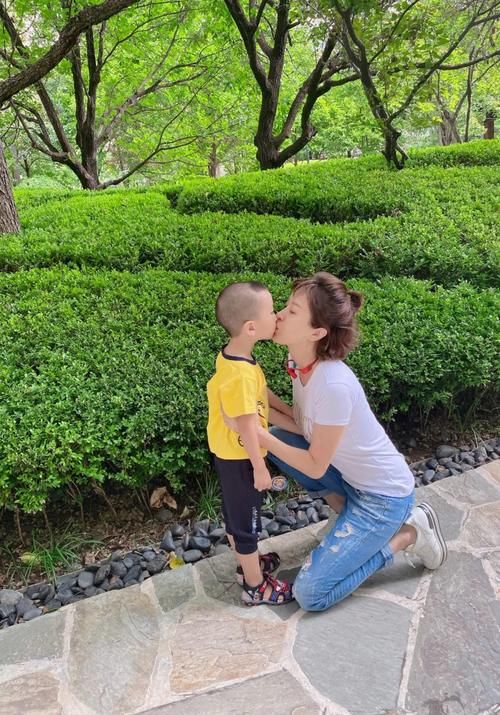  老公|45岁阔太金巧巧晒美照，3岁儿子长相似老公，一年学费14万？