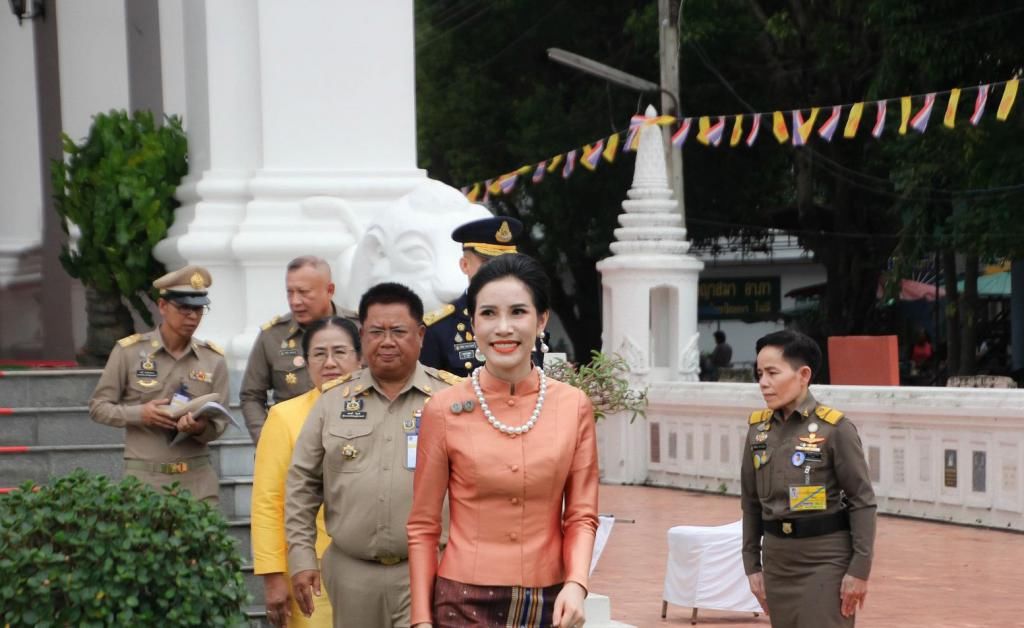 泰国|泰国国王有福气，王后和贵妃不再争风吃醋，齐心协力辅助他