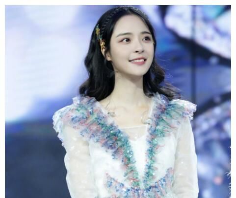 芒果台|与沈梦辰明争暗斗, 想顶替谢娜, 她终于靠《主持人大赛》杀回来了