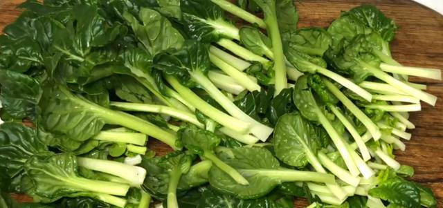  发黑|不管炒什么青菜，直接下锅是错的，教你3个技巧，青菜翠绿不发黑