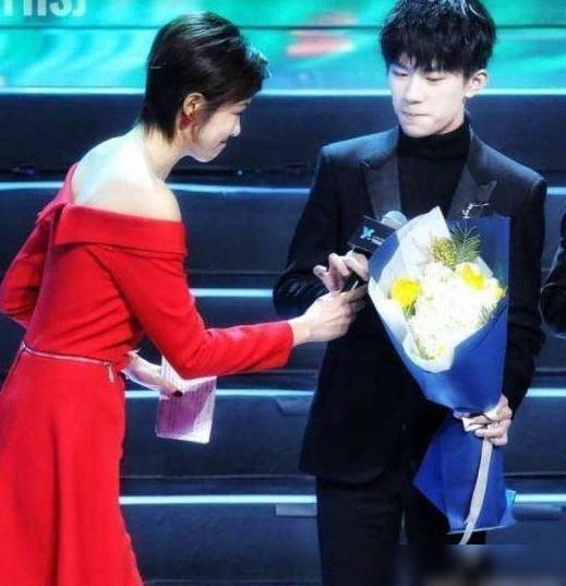  张艺兴|男星绅士手：蔡徐坤二指禅，张艺兴拘谨手，都败给了千玺的兰花指