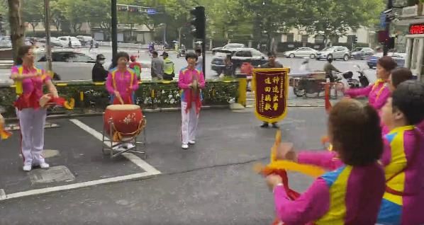 派出所|被骗的150万追回来了，他请来腰鼓队到派出所致谢