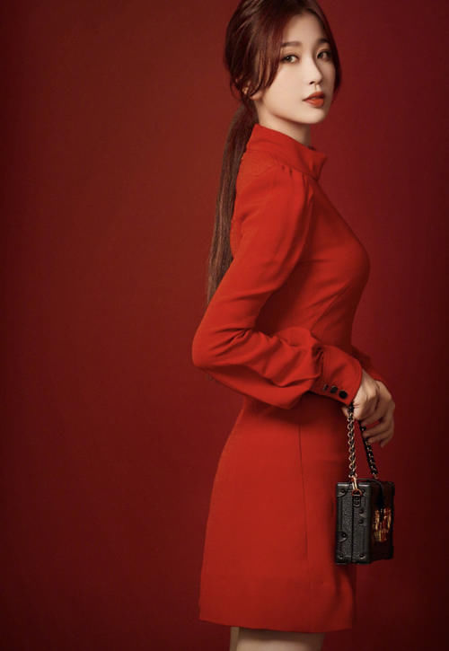  出门|虞书欣最新造型“翻车”？气质红裙配平底皮鞋，像极了富家女出门