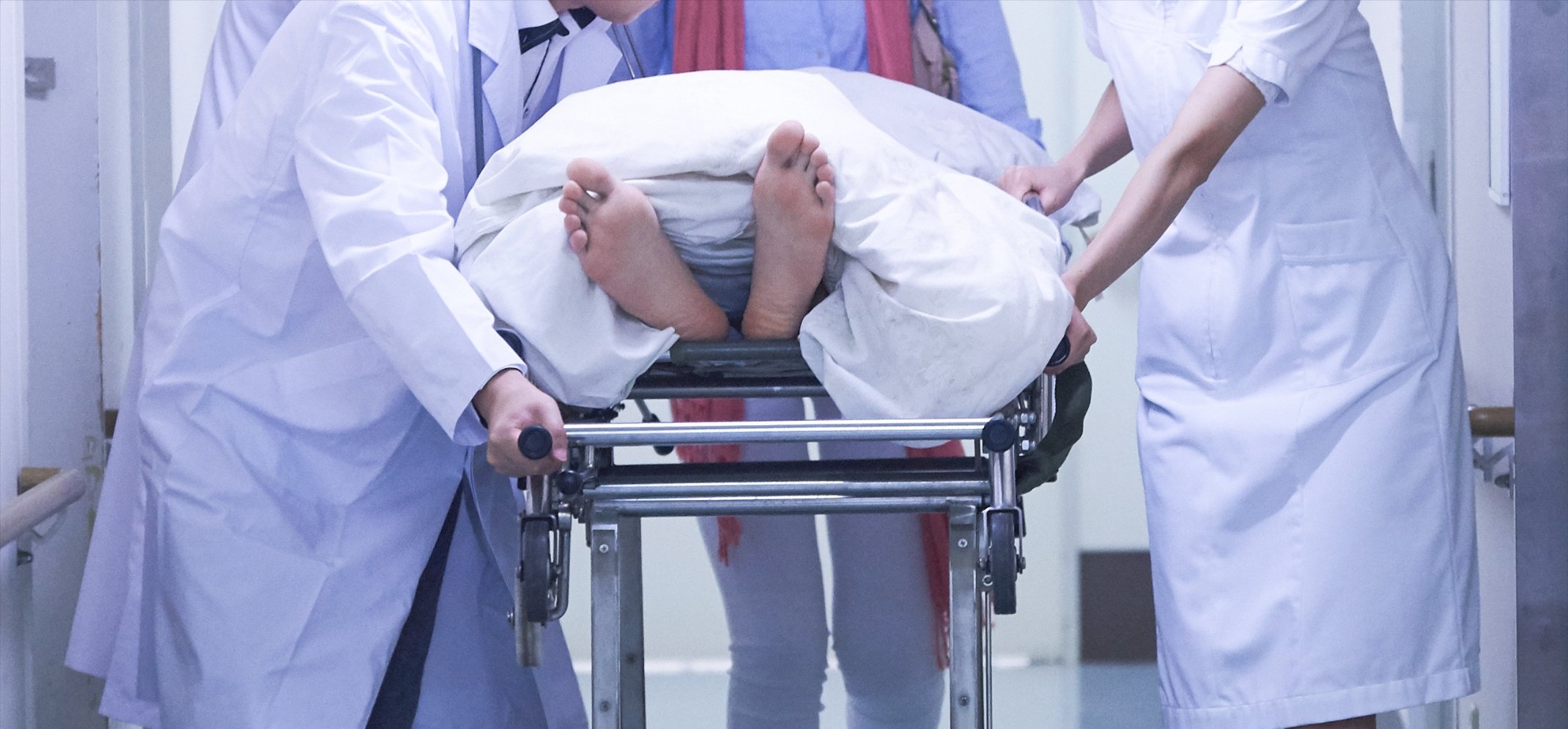 老人手术后不认儿女、乱摔东西，医生道出了真相2023