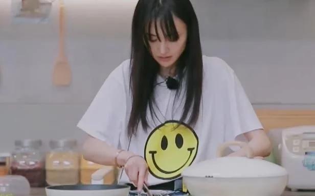 郑爽|别人早起都给小孩做饭,郑爽在做啥?当场看懵导演