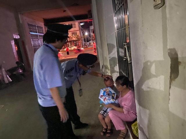  小男孩|点赞！玉环城管帮助走失小孩找到家属