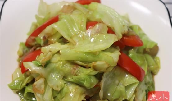  做法|炒手撕包菜是过油还是焯水？大厨：都不对，这才是正确的做法