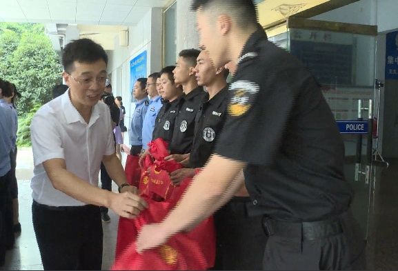  竟然|啥操作？今天下午的南充嘉陵这几个领导竟然给这些人送起了礼物！