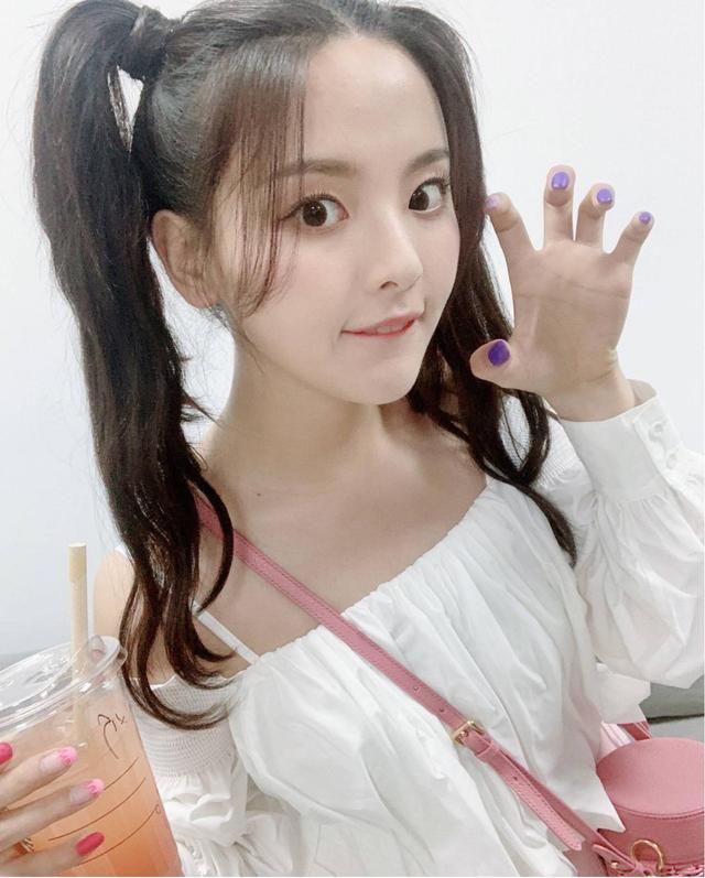  曝光|中餐厅杨超越赵丽颖路透图曝光，都穿baby蓝短上衣，谁赢了？