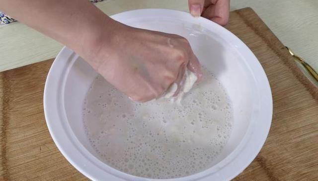 小苏打|发面时,有人用酵母,有人用小苏打,却不知用它发面,馒头更蓬松