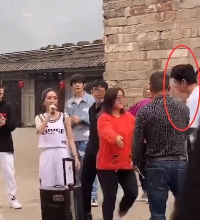  简陋|邓紫棋接乡镇路演邓超帮捧场？不时有男粉上台，演出现场简陋混乱