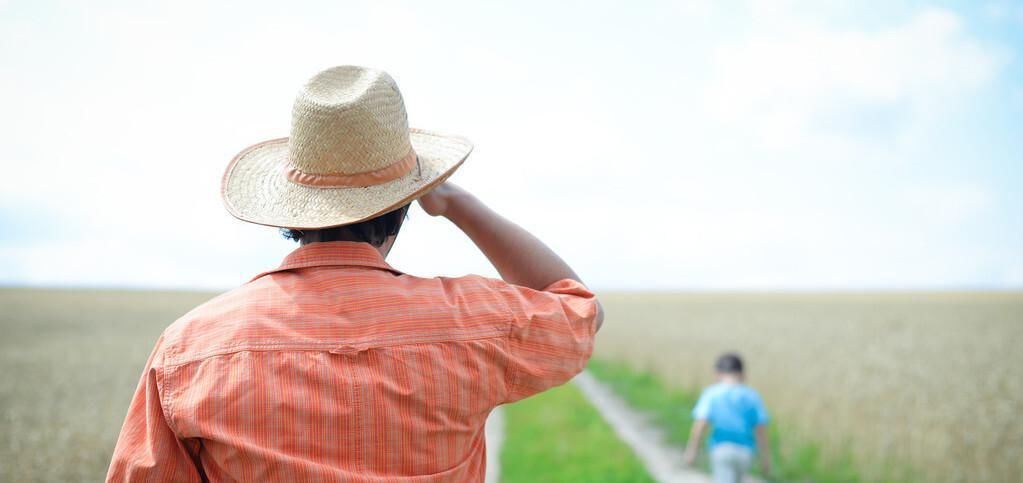 表演|10岁男孩被继父卖给街头卖艺人，后来才知道自己是贵族