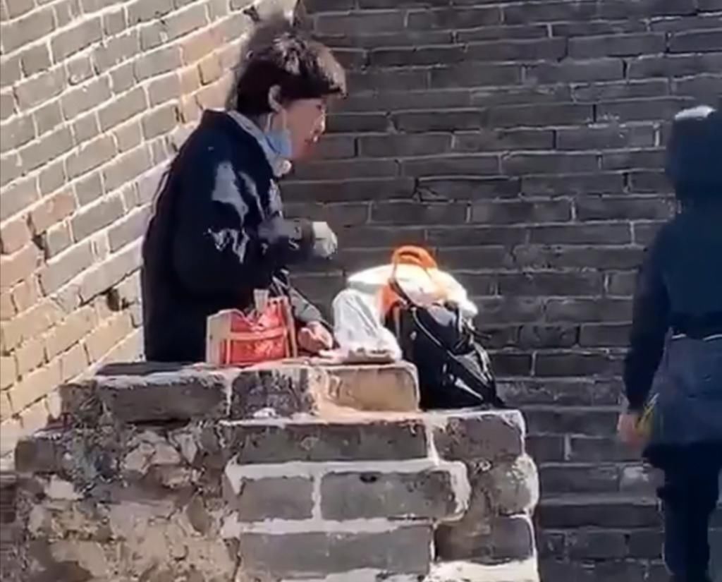 瓜子皮|女游客在司马台长城随地乱吐瓜子皮,我行我素不听网友劝阻