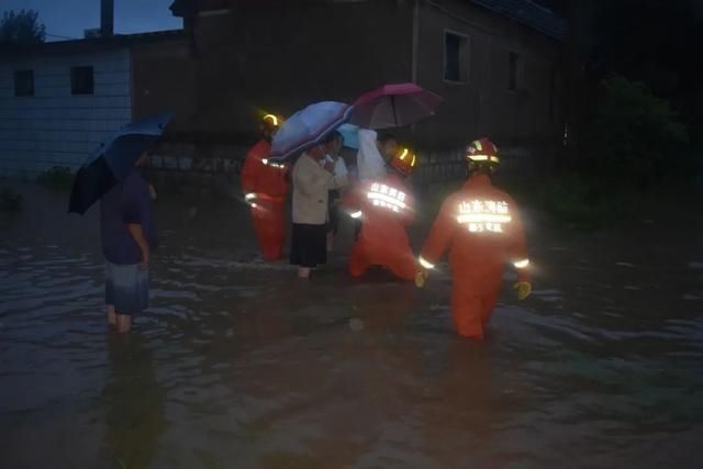  无情|暴雨无情人有情 泰安消防营救被困群众182人