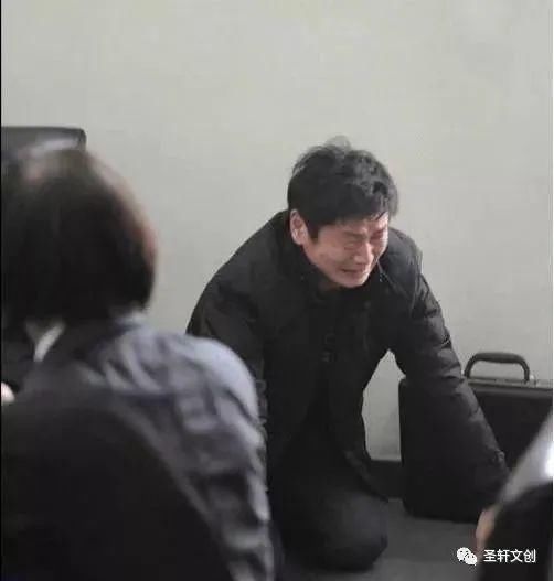 赴死|经历“多个父亲母亲”，微笑赴死的背后，是父母的悲哀和语言戕害