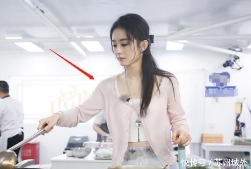 赵丽颖|中餐厅4:赵丽颖穿小开衫,镜头一扫而过,这腰我没看错吧?