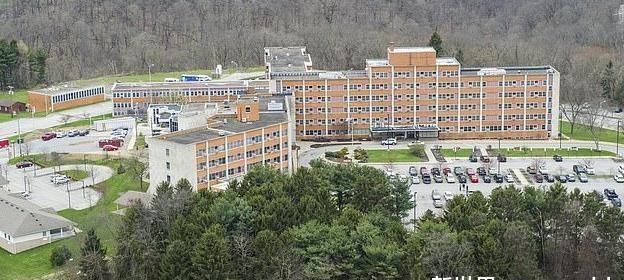 疗养院|FBI突击搜查宾夕法尼亚州的疗养院，300多人被检测呈阳性，73人死亡。