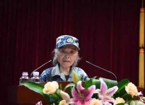 身份|8旬老人银行转账百万，银行员工急忙报警，真实身份揭开引发轰动