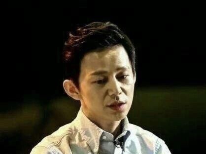  人缘|何炅为啥人缘好？看他这个弯腰的动作就明白了