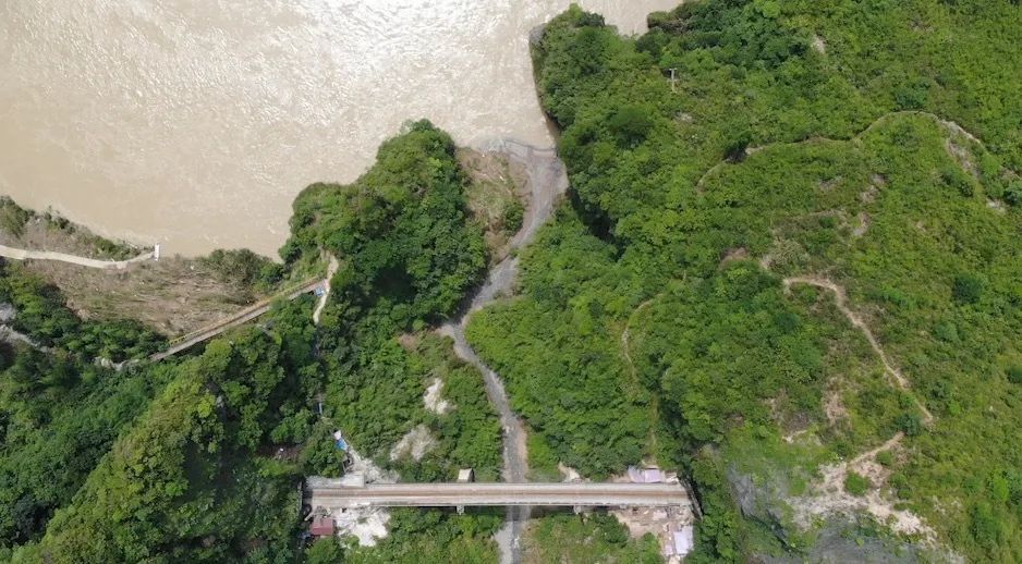 铁路|大雨来袭！两位老兵徒步走进深山里