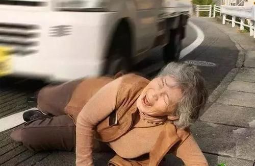 别怕|小学生扶摔倒老人反被讹，孩子委屈大哭，路人：别怕我们替你作证