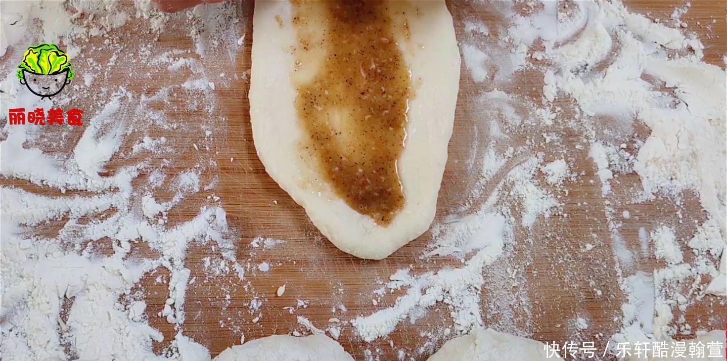 贴秋膘的时|油酥烧饼家常做法,又软又酥又香,比肉夹馍还好吃,做法详细讲解
