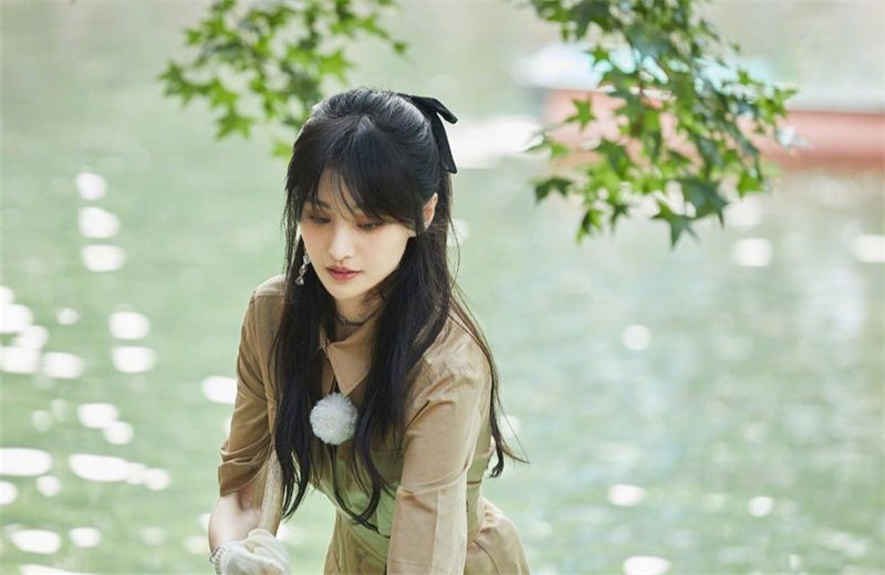  行走|戚薇穿搭行走在时尚前端，与郑爽二美同台，不同画风很养眼