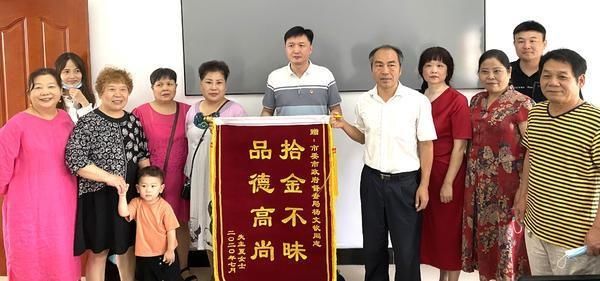  登门|漯河市民捡到3万余元现金后续：失主携锦旗登门致谢