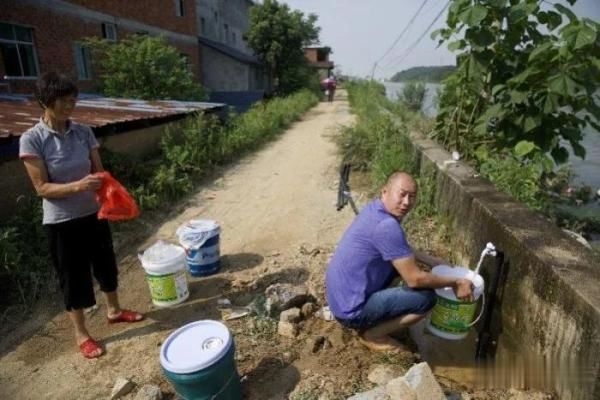 鄱阳县油墩街镇彭家|新房泡在水中，一家三口留住二楼，出入靠划船