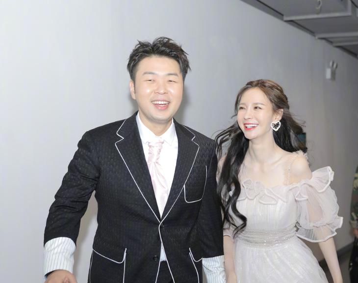 吃醋|沈梦辰晒大腿伤痕,第一个回复的却不是男友,不怕杜海涛吃醋吗?