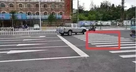 掉头|路口掉头,要不要越过斑马线?