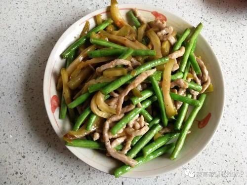 榨菜|油盐不进的豇豆要怎么炒好吃,配点肉丝、榨菜给它,鲜香又美味